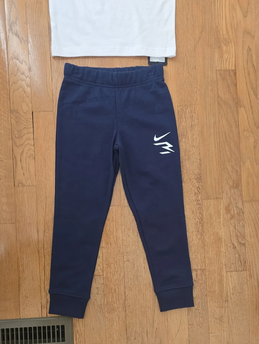 NIKE SIGNATURE BRAND BOYS BLUE JOGGER PANTS AND WHITE SIGNATURE TEE-SHIRT SIZE 6